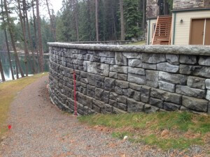 Retaining wall with stone caps